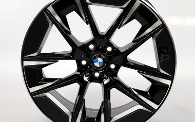 Czarny połysk z plastikowymi elementami